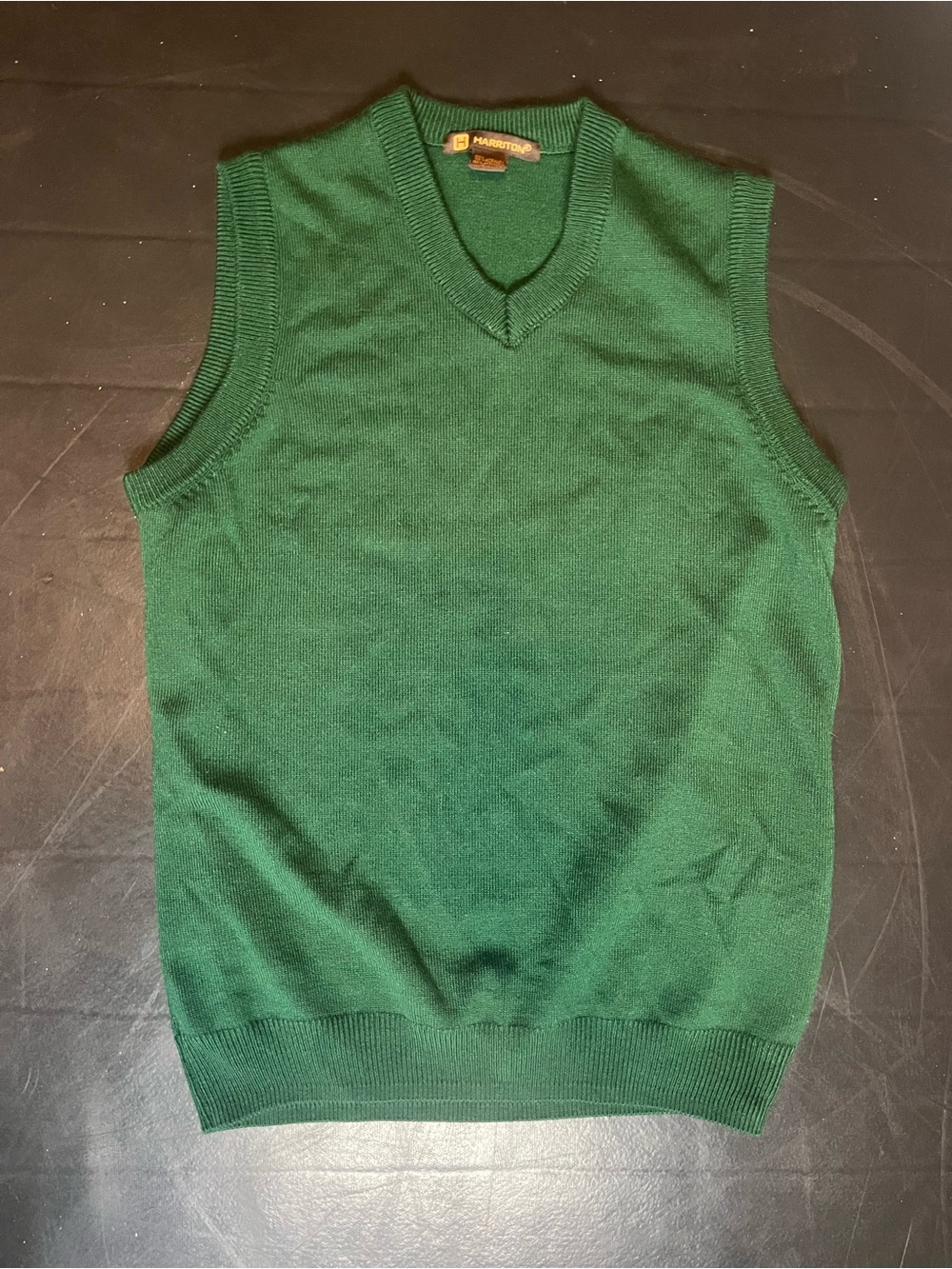 Men’s size small Harriton sweater vest in green